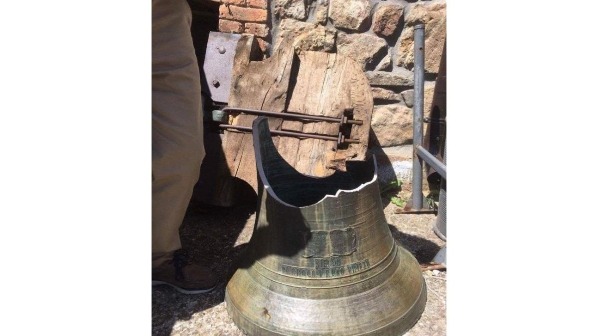 Estado en el que quedó la campana de la iglesia.-AYUNTAMIENTO DE AYLLÓN