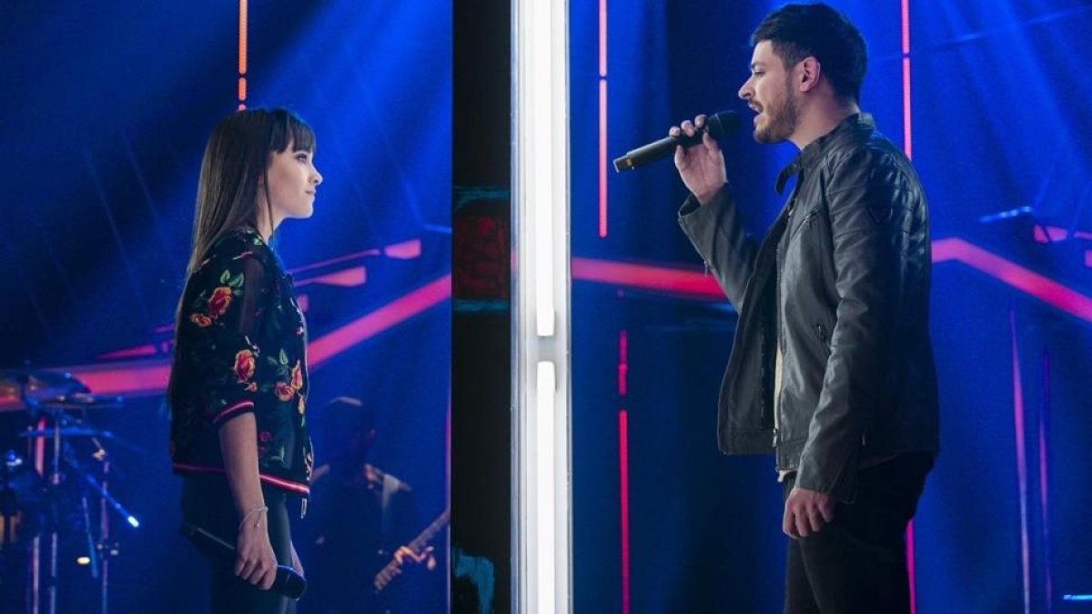Aitana y Cepeda se besan en el ensayo del concierto de OT en el Bernabéu.-/ PERIODICO
