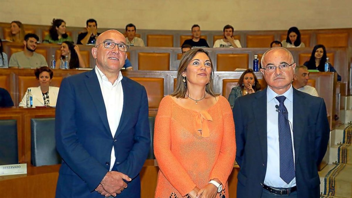 Jesús Julio Carnero, Milagros Marcos y Luis Navarro, en la inauguración de la Escuela.-ICAL