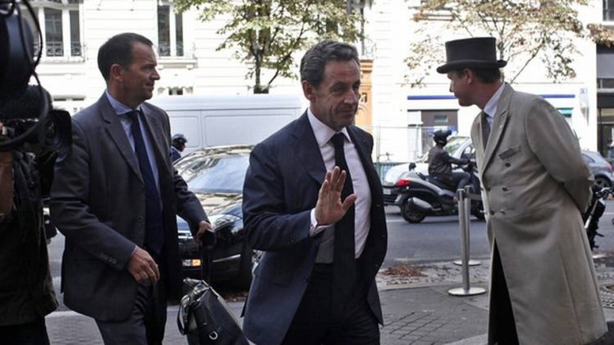 El expresidente francés Nicolas Sarkozy, este viernes, llegando a un hotel de París.-Foto: AP / THIBAULT CAMUS