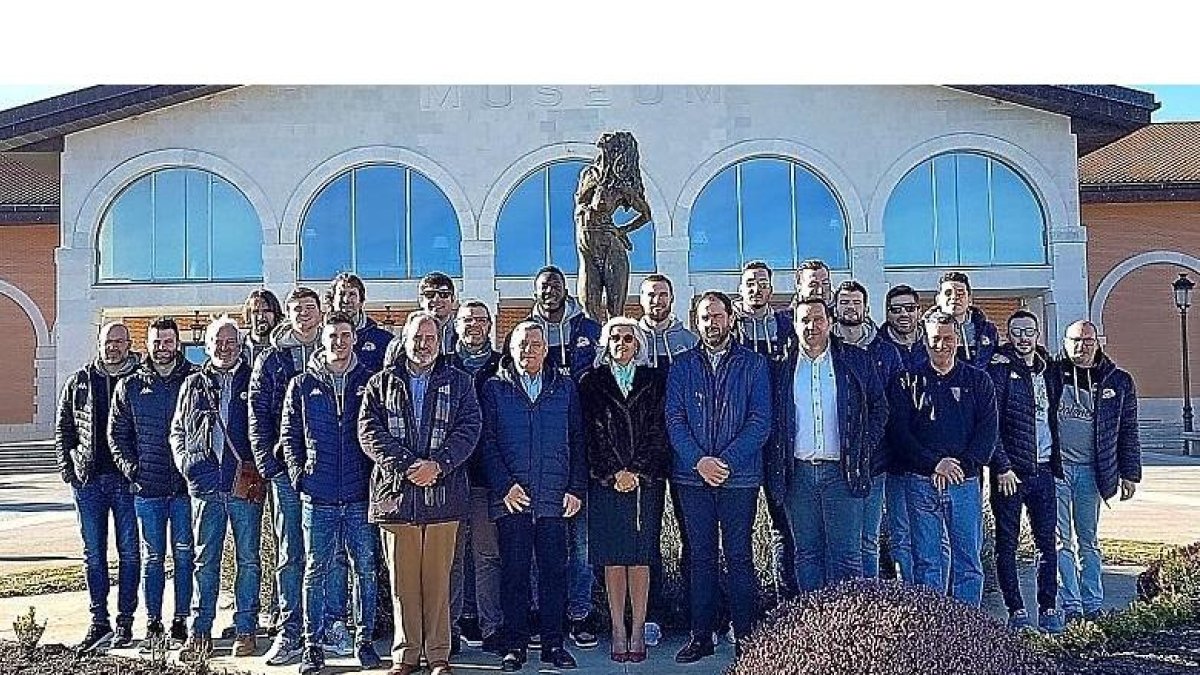 Foto de la familia de la plantilla de baloncesto Chocolates Trapa de Palencia con los dirigentes de la bodega Museum de Cigales.-E. M.