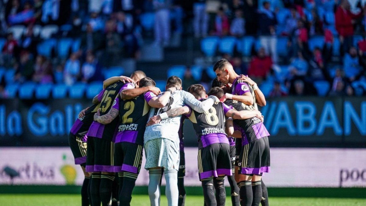 El Real Valladolid hace piña antes del partido disputado en Balaídos. / IÑAKI SOLA / RVCF