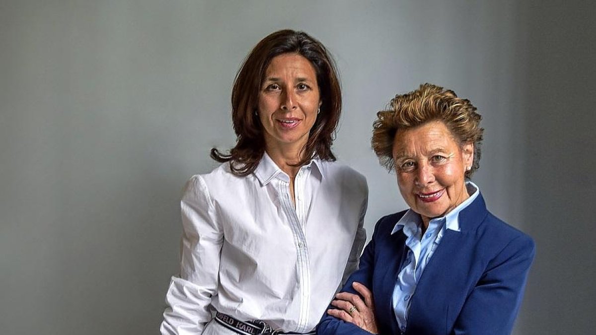 Lourdes Gullón, posa junto a su madre Teresa Rodríguez a quien releva en la presidencia de Gullón.-ICAL