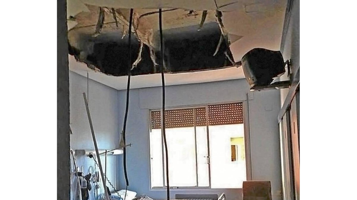 Los cascotes se desplomaron del techo de escayola sepultando la cama central de la habitación-El Mundo