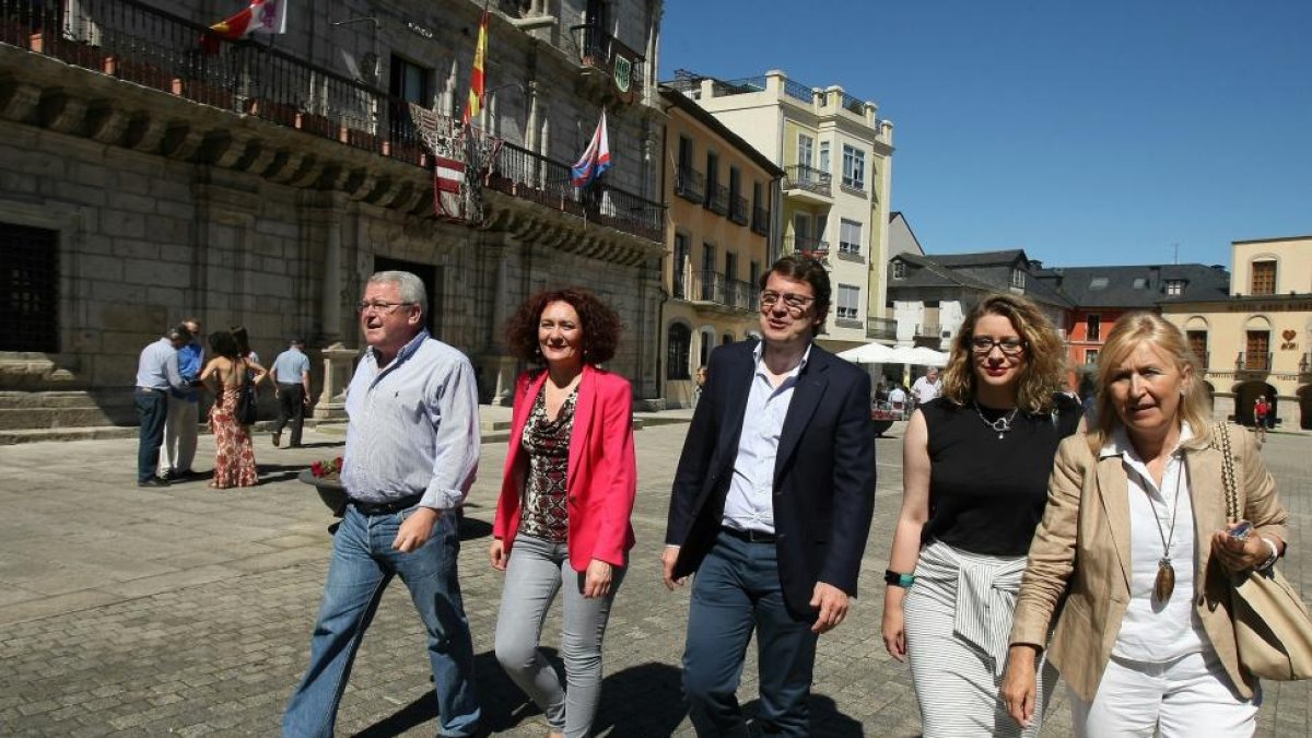 El candidato número uno al Senado por León, Alfonso Rodríguez Hevia; la alcaldesa de Ponferrada, Gloria Fernández Merayo; el secretario general del PP de Castilla y León, Alfonso Fernández Mañueco; la candidata número dos por León, Esther Muñoz.-ICAL