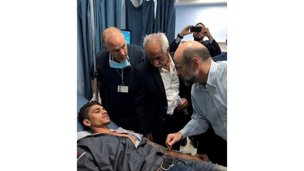 El primer ministro de Jordania Omar al-Razzaz visita a un herido en un hospital en Amman Jordania.-PETRA JORDAN NEWS AGENCY HA/EPA