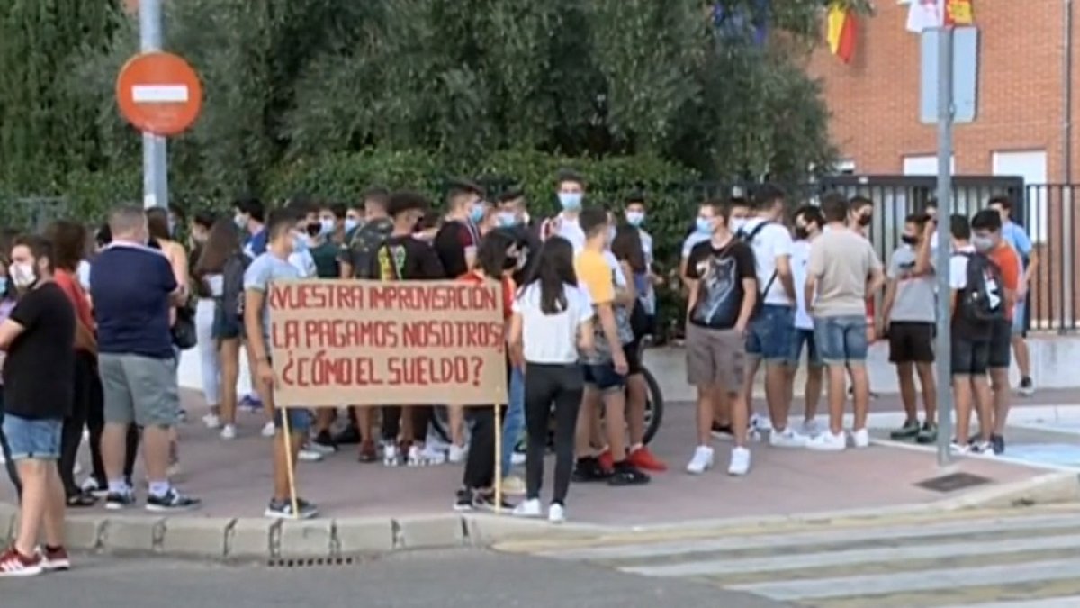 Alumnos del IES María Moliner de Laguna de Duero en la protesta de esta tarde a las puertas del instituto. - LA 8 VALLADOLID