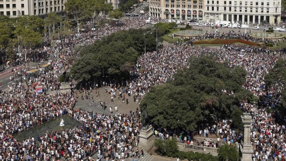 Minuto de silencio en la plaza de Catalunya de Barcelona-EL PERIÓDICO