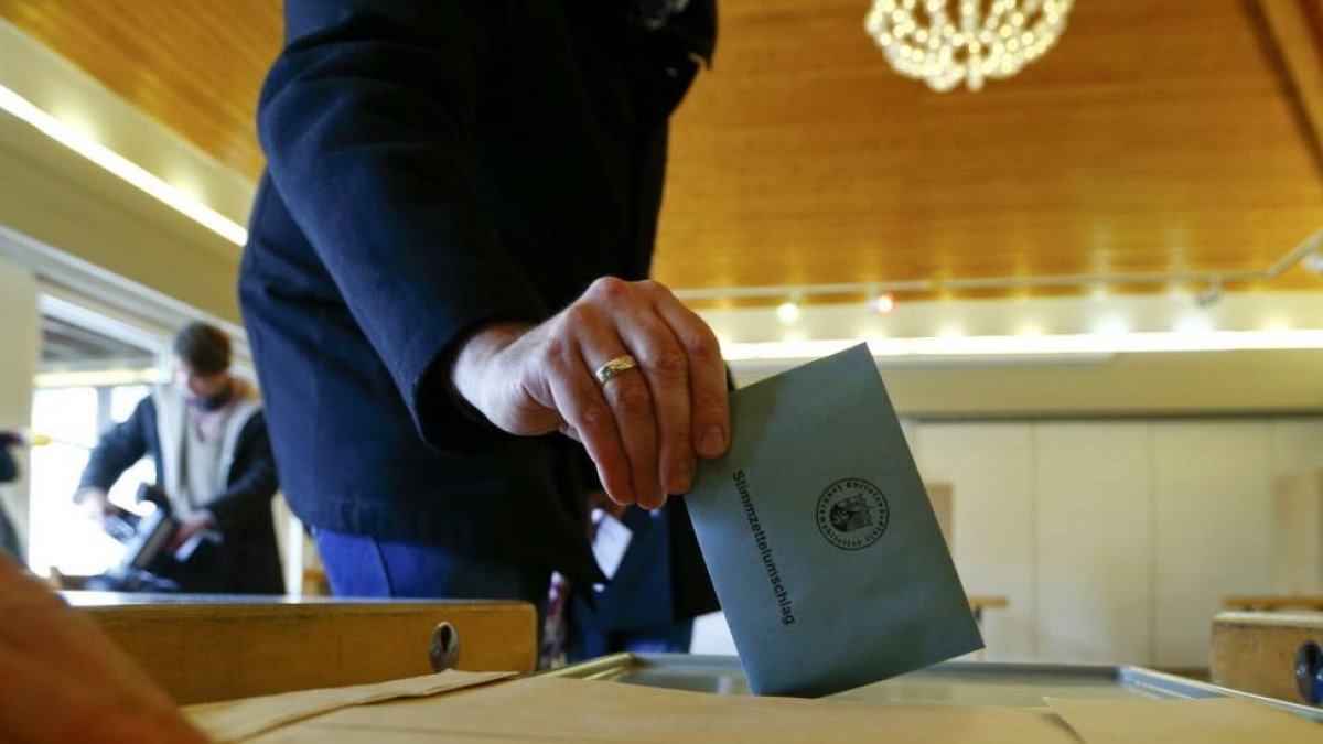 Un ciudadano vota en las elecciones regionales alemanas, esta mañana.-REUTERS / RALPH ORLOWSKI