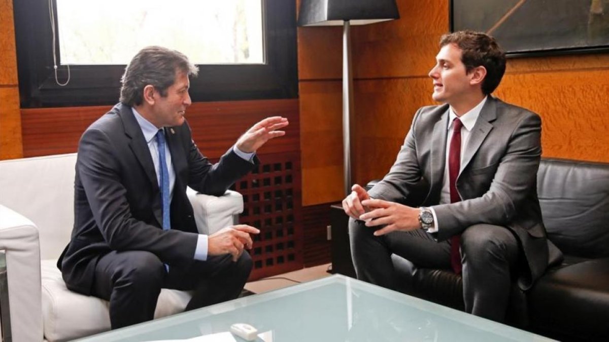 Javier Fernández y Albert Rivera, en la reunión que han mantenido este viernes en Oviedo.-J. L. CEREJIDO