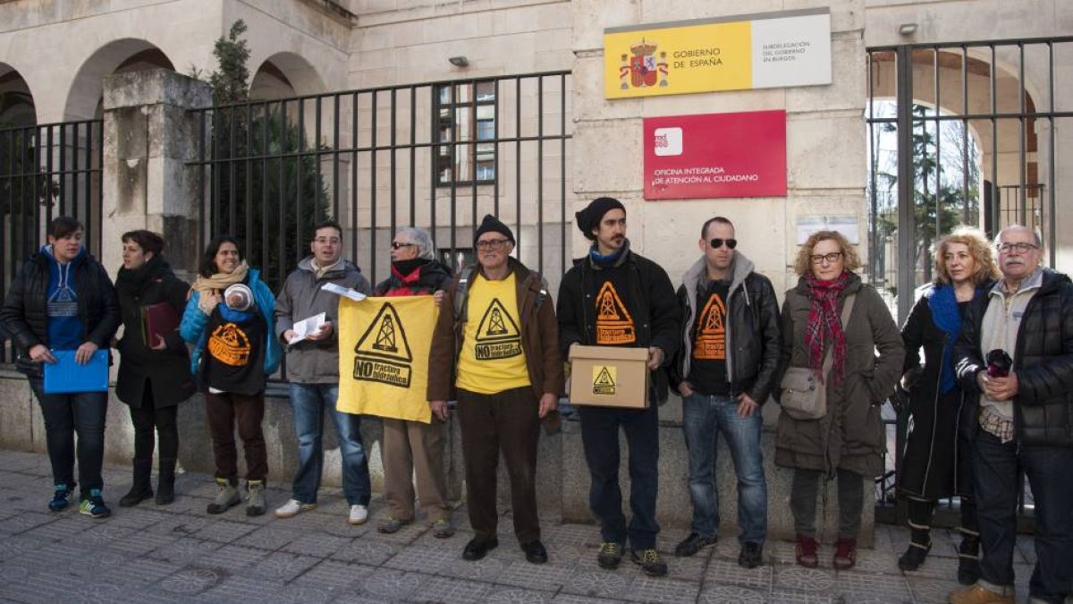 La asamblea contra el 'fracking' de Burgos, Vizcaya y Cantabria presentan conjuntamente las alegaciones recogidas contra el nuevo pozo de extracción de hidrocarburos mediante la técnica de fracturación hidraúlica en Merindad de Montija (Burgos)-Ical