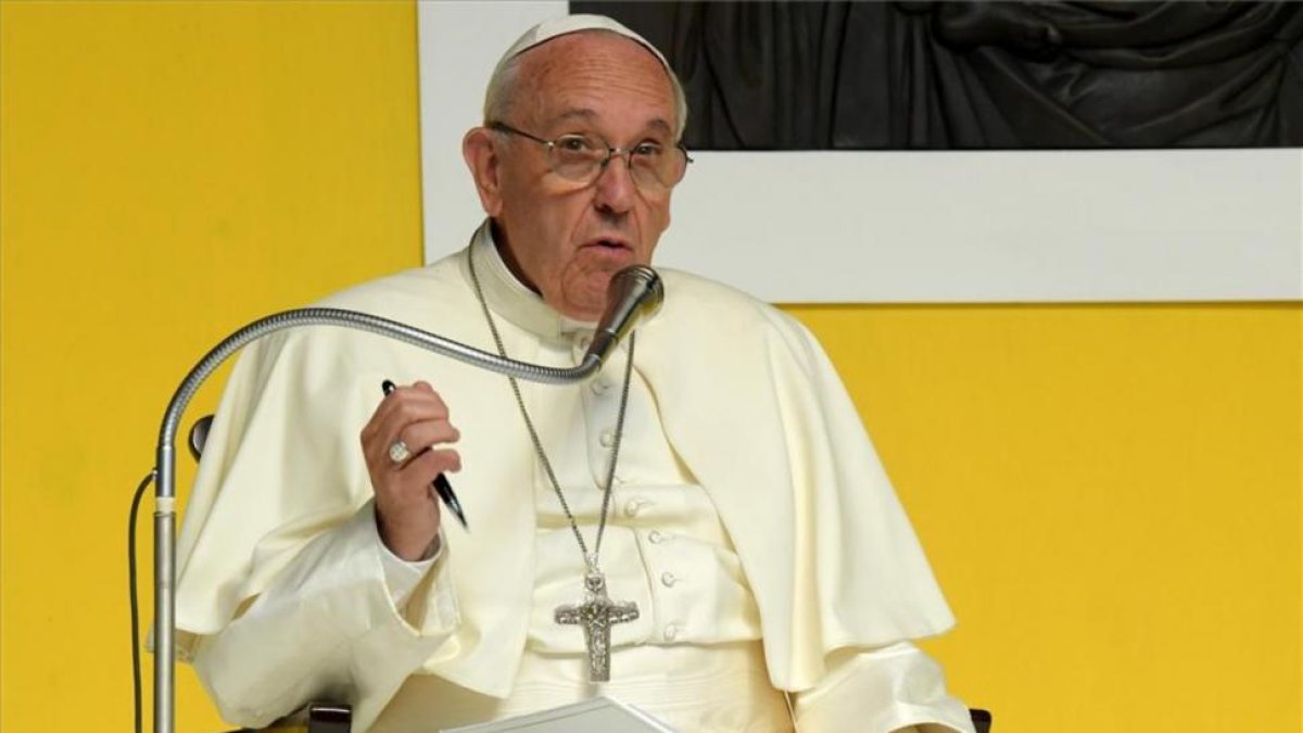 El Papa Francisco , ante trabajadores de una siderurgia en Génova, italia.-AFP / ANDREAS SOLARO