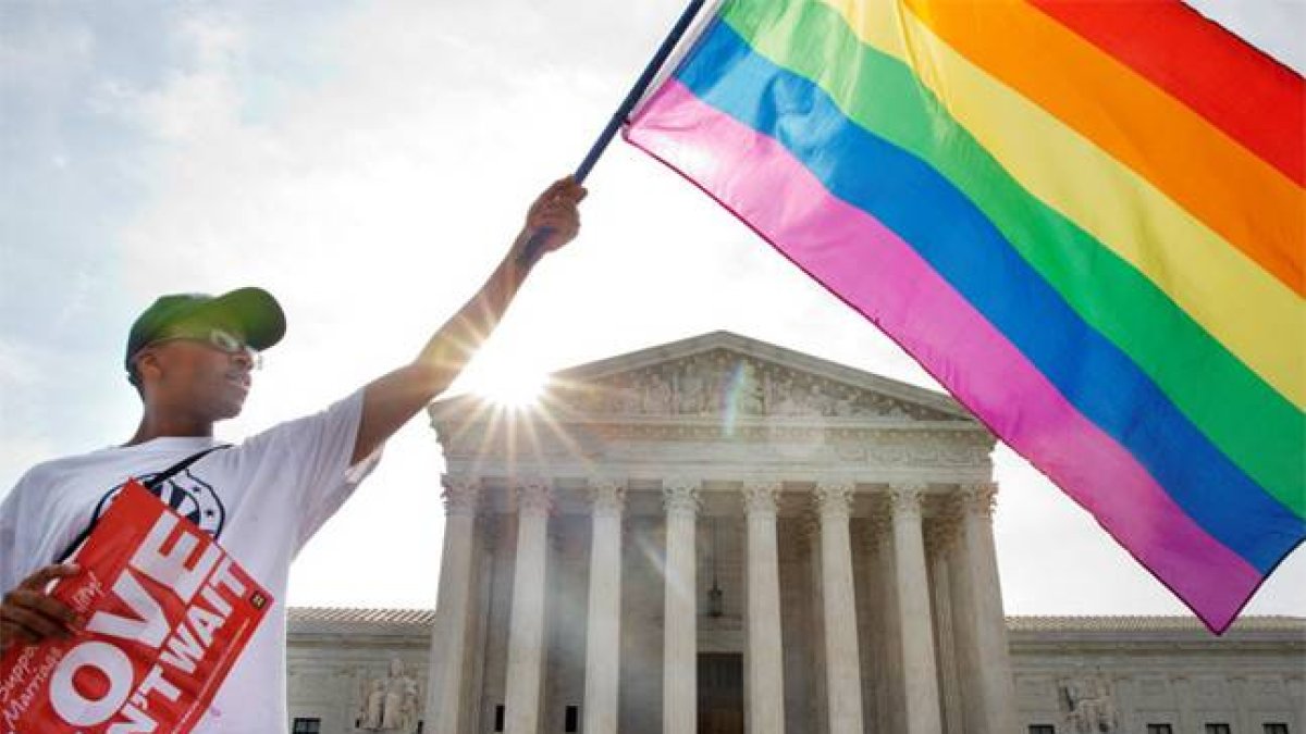 Un ciudadano estadounidense ondea una bandera del orgullo gay, ante en Tribunal Supremo.-Foto: AP/ J. MARTÍN