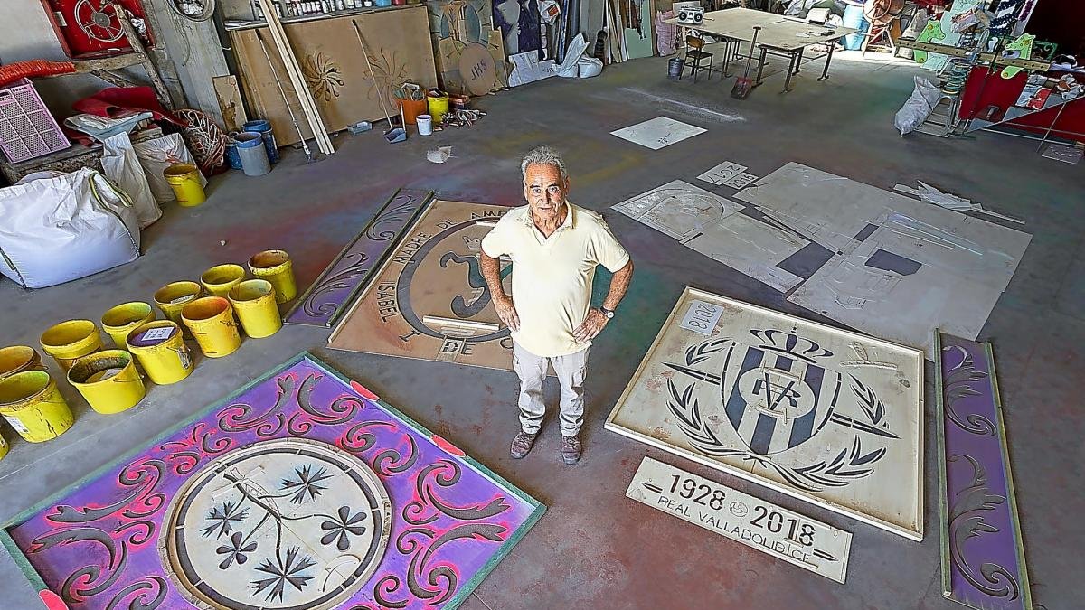 El artista José Antonio González Gerbolés muestra algunas plantillas de la alfombra de la Virgen de San Lorenzo.-PABLO REQUEJO / PHOTOGENIC