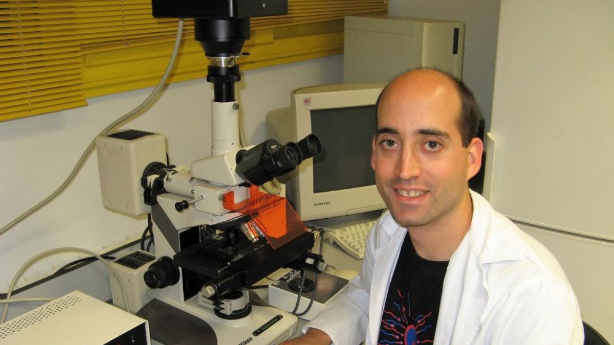 El investigador Felipe Martínez en las instalaciones de la Universidad de León (ULE).-EL MUNDO