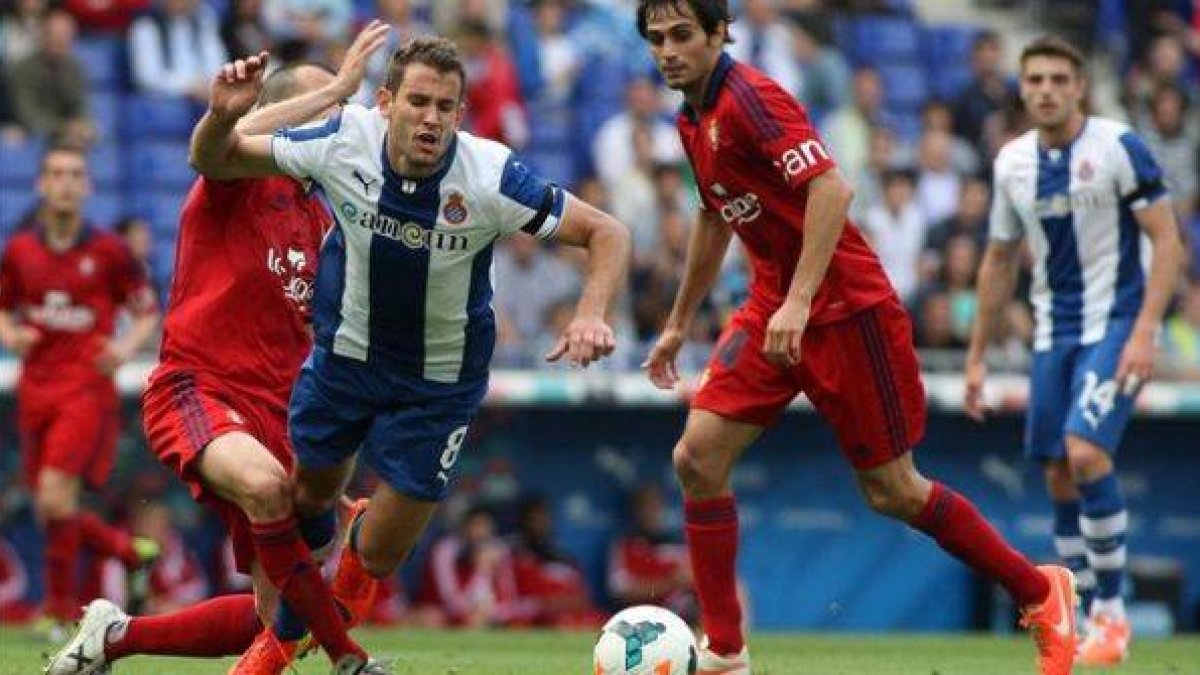 Stuani cae tras la entrada de un jugador navarro en el Power8.-Foto: VALENTÍ ENRICH