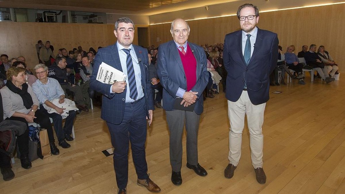 Pablo R. Lago junto a José Antonio Marina y Javier Rambaud, ayer, en el Museo de la Evolución Humana.-ISRAEL L. MURILLO