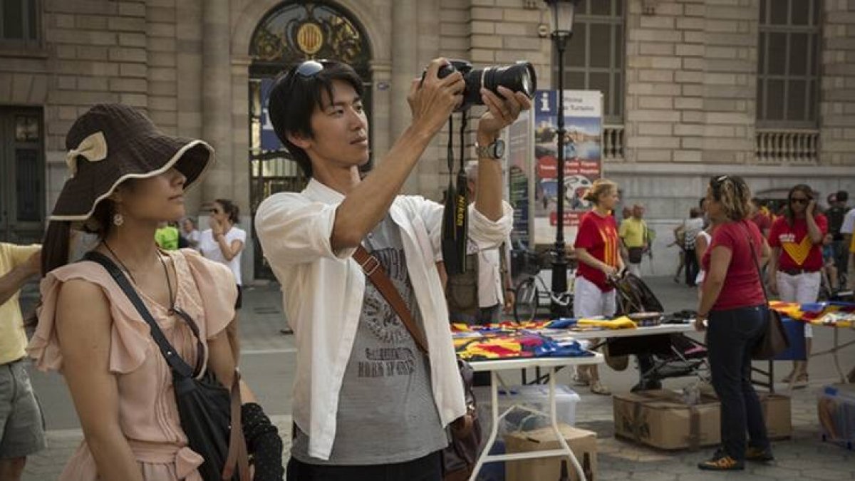 Dos turistas en Barcelona, el pasado 11 de septiembre.-Foto: CARLOS MONTAÑÉS