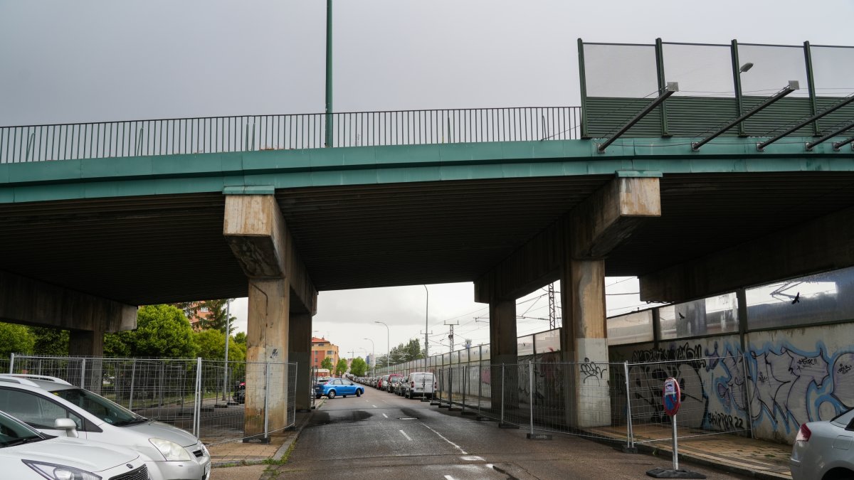 Paso sobre la vía en la calle Daniel del Olmo.-J. M. LOSTAU