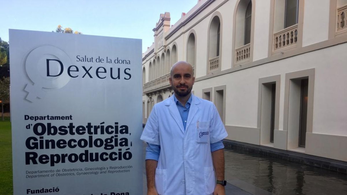 El salmantino Alberto Rodríguez, jefe de sección de Obstetricia Clínica del Instituto Universitario Dexeus, en las instalaciones del centro catalán.-EL MUNDO