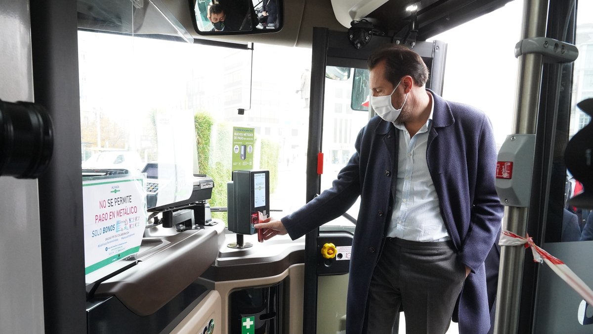 Óscar Puente prueba el nuevo sistema de pago mediante la aplicación móvil Auvasa Pay. | E.M.
