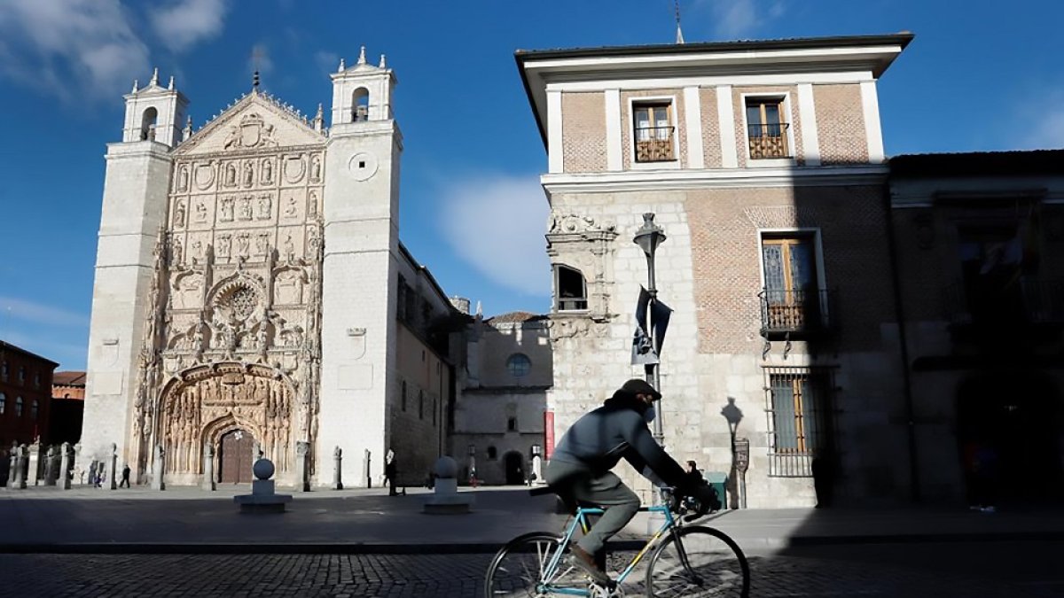 Un ciclista circula por Valladolid con la iglesia de San Pablo al fondo. J.M. LOSTAU