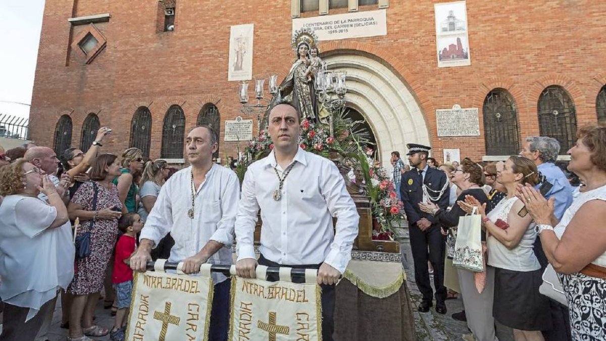 El público aplaude a la imagen de la Virgen del Carmen, ayer, a la salida de su iglesia titular.-Miguel Ángel Santos