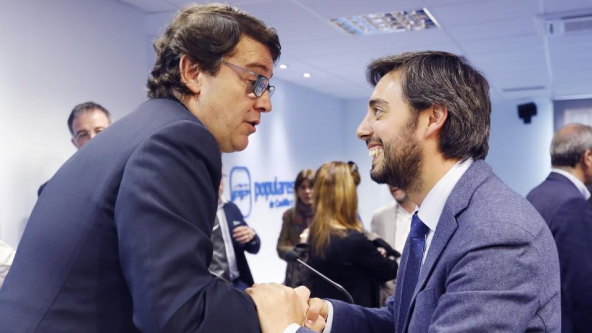 El presidente del PP de Castilla y León, Alfonso Fernández Mañueco, junto a Borja García.-J.M.LOSTAU