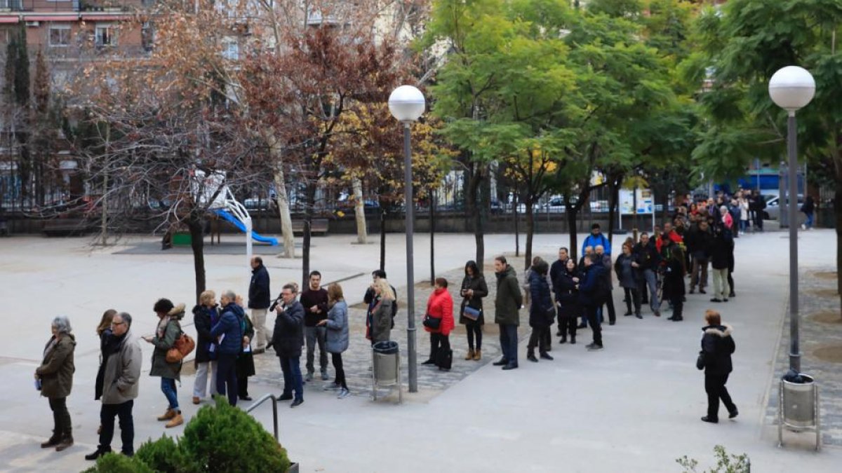 Largas colas en las puertas-