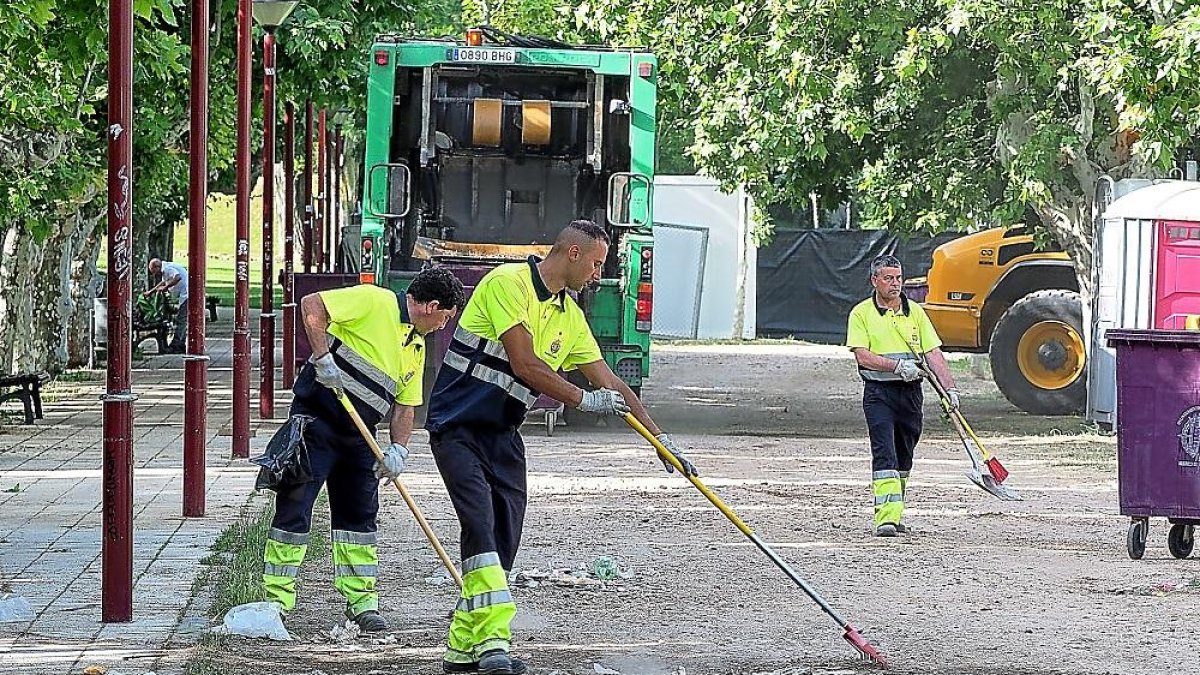 Los trabajadores del servicio de limpieza realizan labores en Las Moreras, en una imagen de archivo