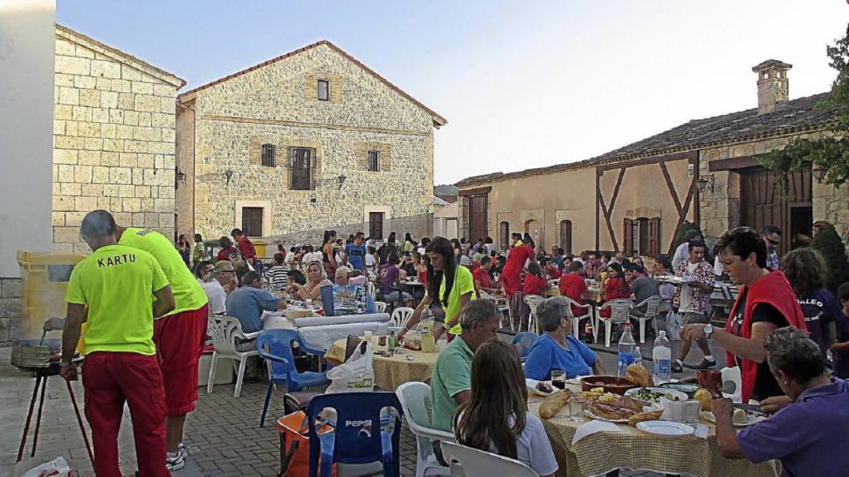 Merienda de hermandad en la Plaza Mayor, que tiene lugar durante las fiestas de Quintanilla de Onésimo.-El Mundo