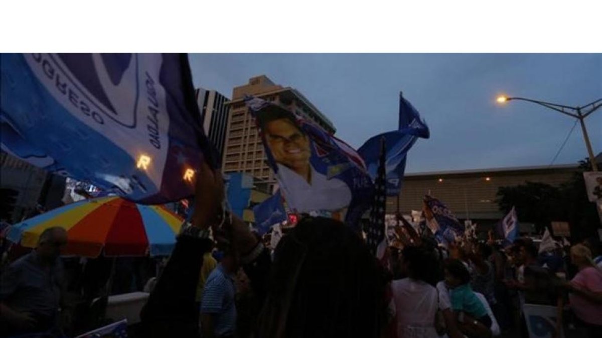 Ciudadanos puertorriqueños durante la jornada electoral del 5 de junio del 2016.-EFE / THAIS LLORCA