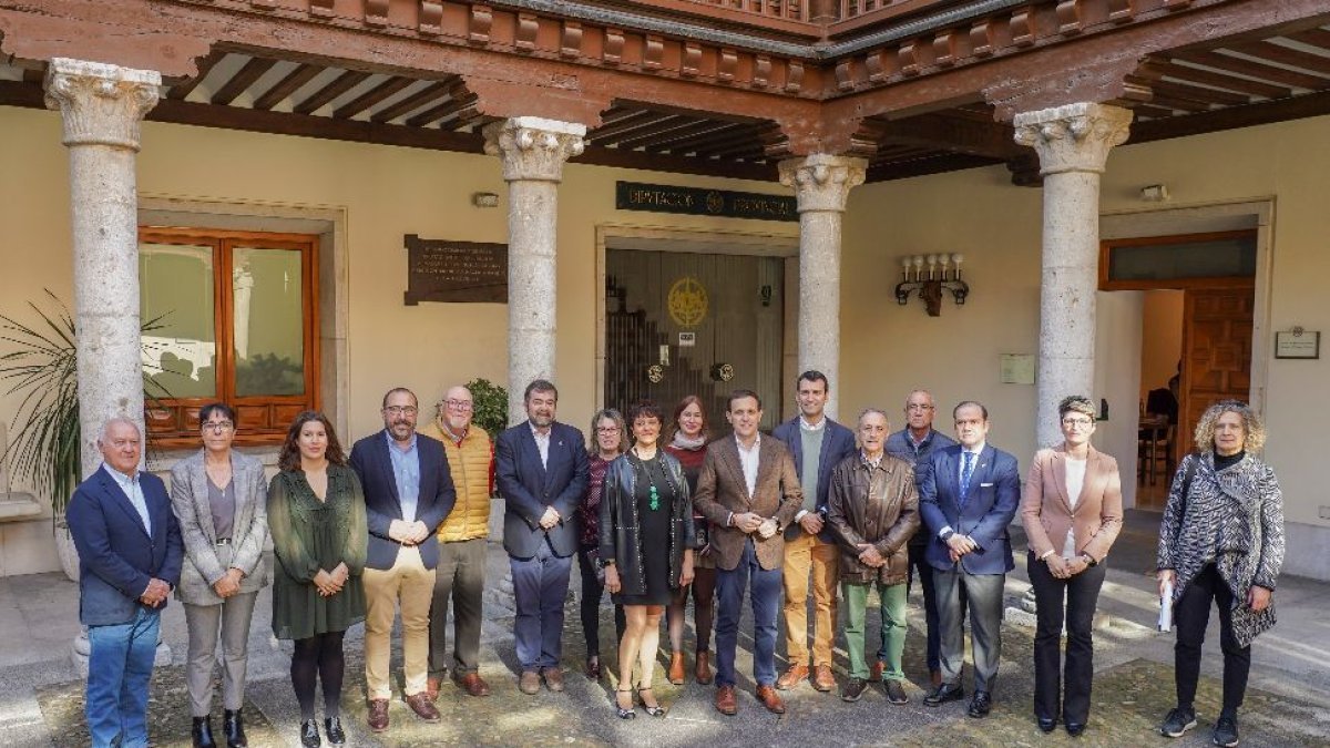 El presidente de la Diputación de Valladolid, Conrado Íscar, se reúne con las Juntas de Cofradías de Semana Santa en la provincia. -ICAL