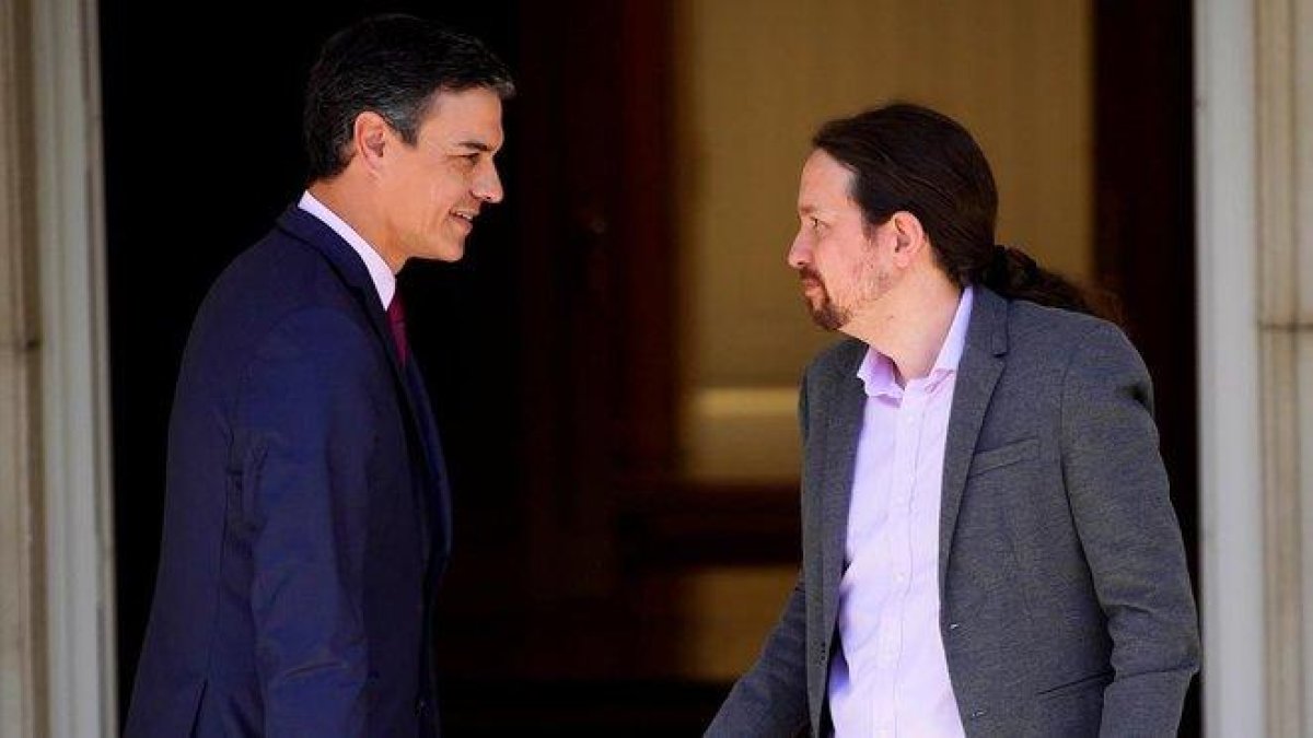 El presidente del Gobierno en funciones, Pedro Sánchez, y el líder de Unidas Podemos, Pablo Iglesias, el pasado 7 de mayo, en la Moncloa.-JUAN MEDINA