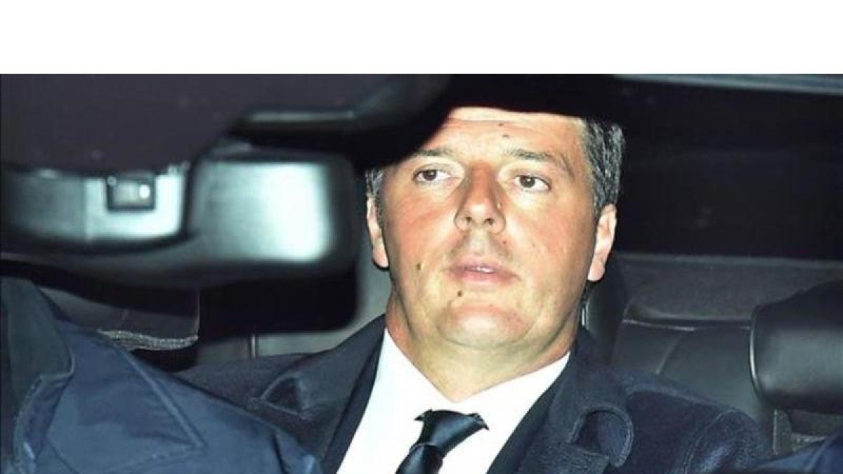 Matteo Renzi llega al palacio del Quirinale para presentar su dimisión.-AFP / VINCENZO PINTO