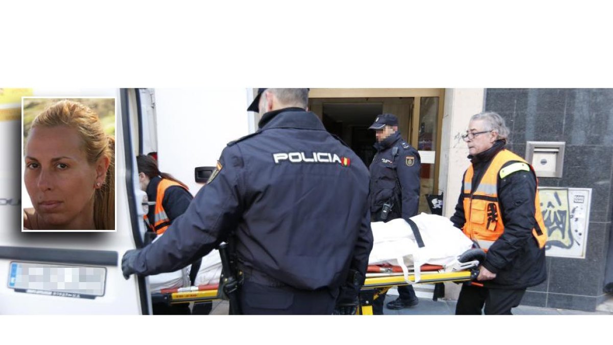 Agentes de la Policía Nacional custodian el traslado de los cuerpos de Paloma Pinedo y su hija India. JOAQUÍN RIVAS