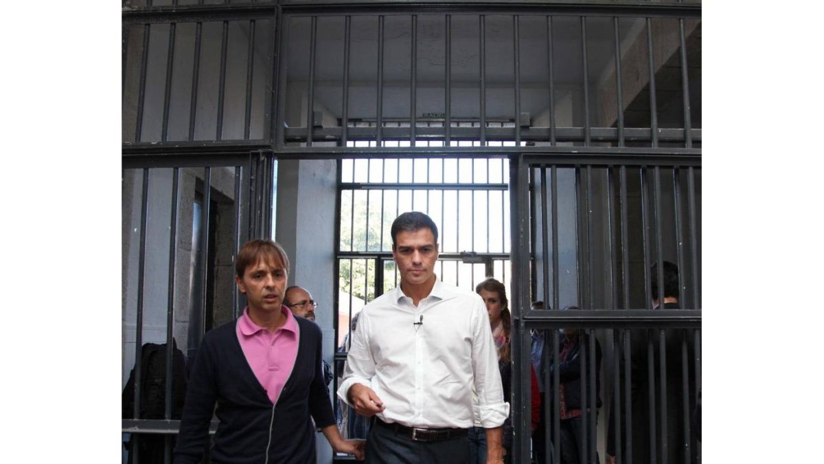 El secretario general del PSOE, Pedro Sánchez, visita la Sala Ex.Presa 1 de La Cárcel de Segovia Centro de Creación para mantener una reunión con el AMPA-Ical