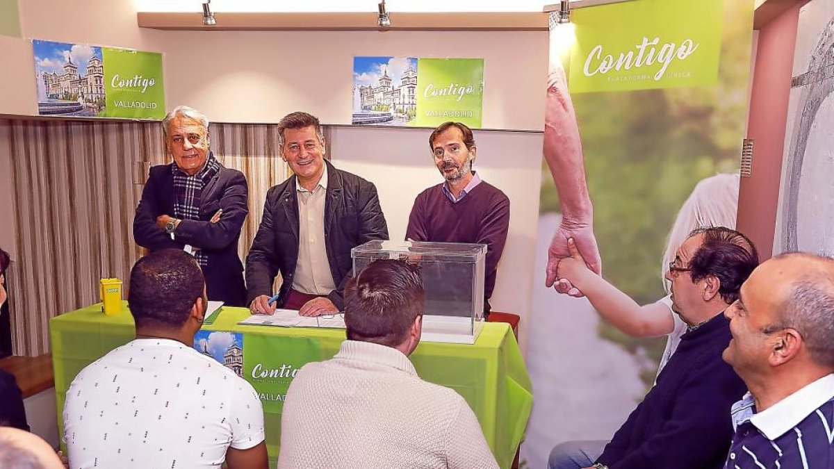 Presencio (I) y Aguar (C) durante la presentación.-J.M. LOSTAU