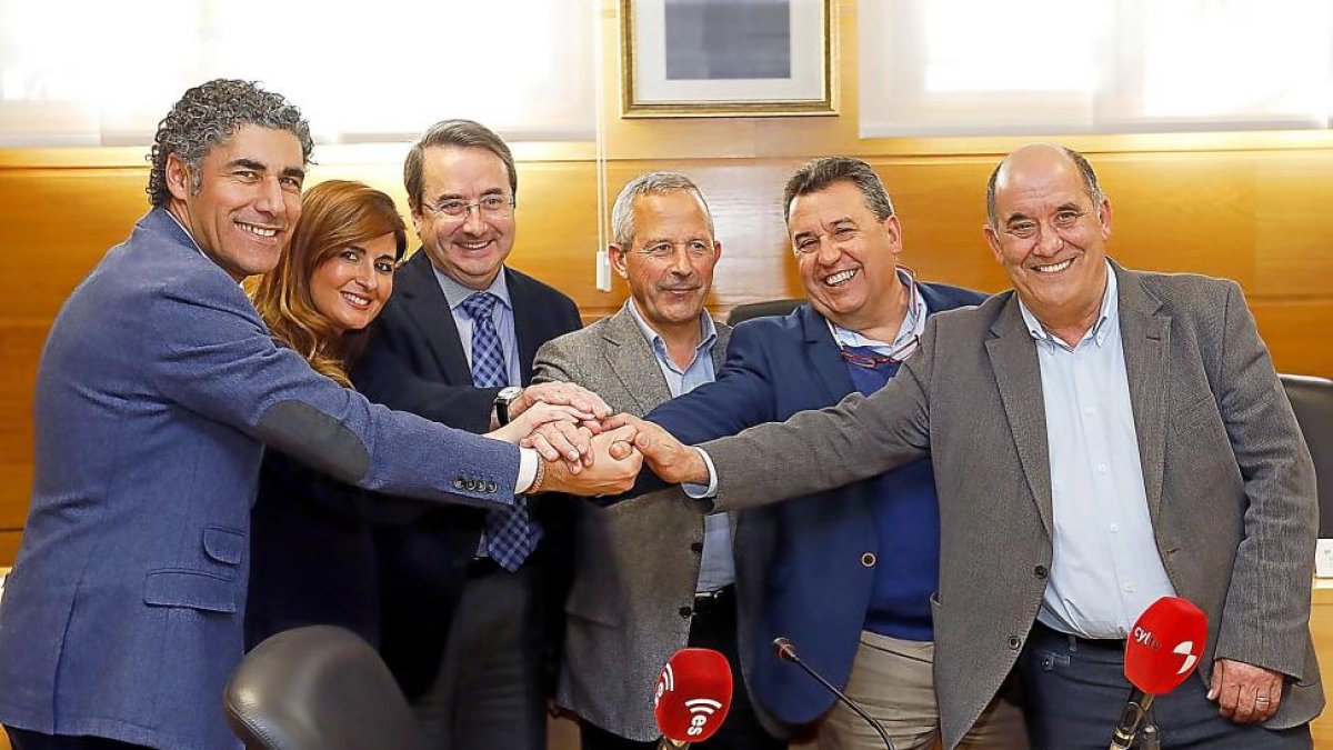 Alberto Plaza, Susana Suárez, Juan José Tomás-Biosca, Román Rodriguez, José Manuel Barrio y Mariano Suárez.-J.M. LOSTAU