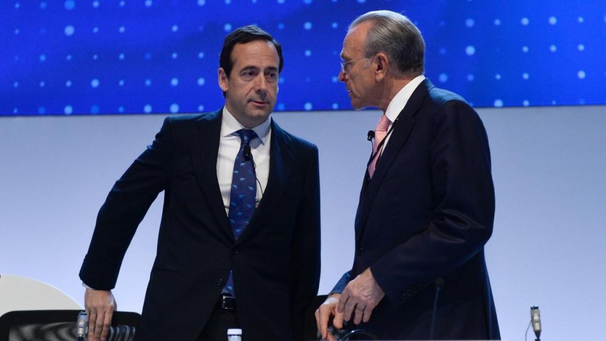 El consejero delegado, Gonzalo Cortázar (izquierda), con el presidente de CaixaBank, Isidro Fainé.-AFP