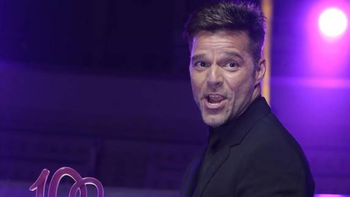 Ricky Martin posa con el premio Cadena 100, el jueves en Barcelona.-
