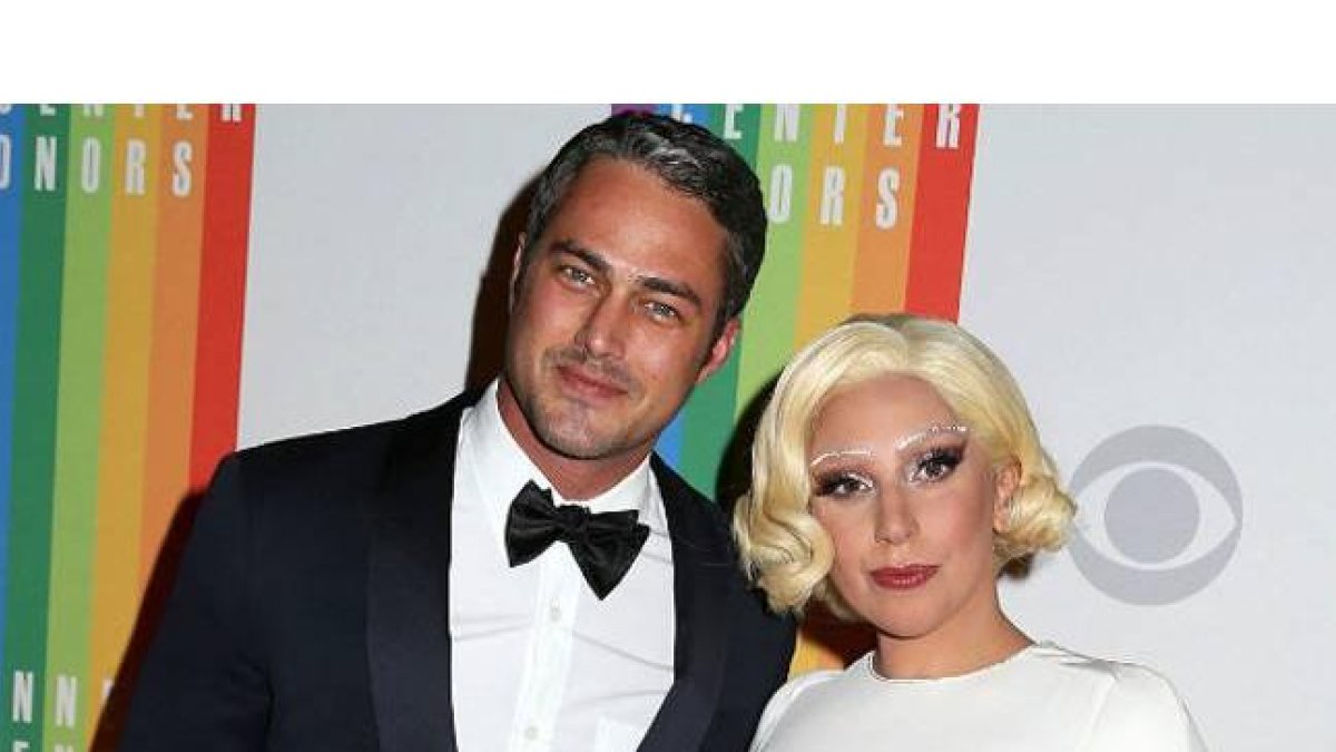 Lady Gaga con su prometido, el actor y modelo Taylor Kinney.-AP