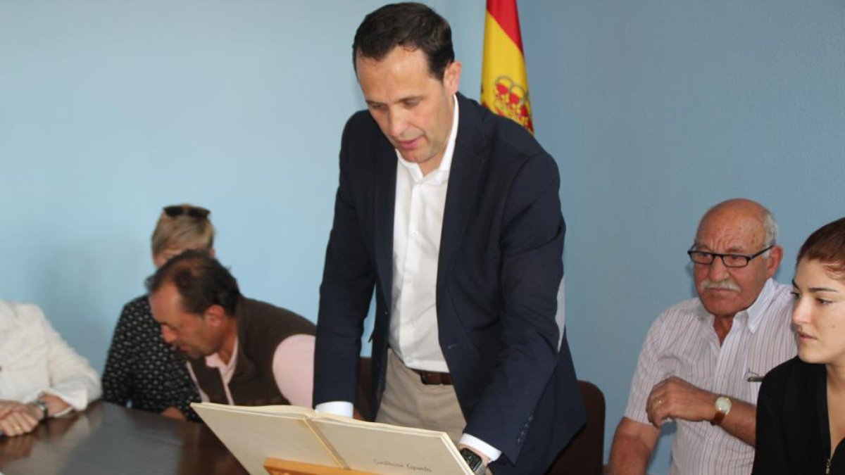 Toma de posesión de Conrado Íscar como alcalde de Matapozuelos. -@CONRADO_ISCAR