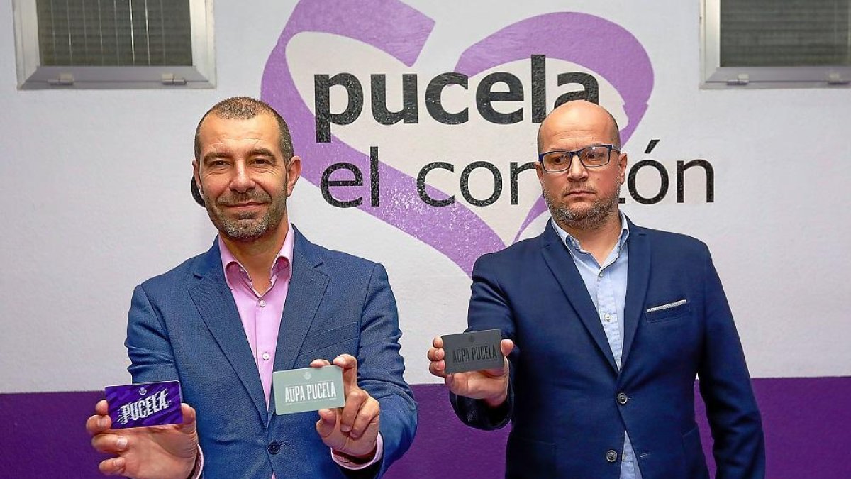 David Espìnar y Matthieu Fenaert muestran los abonos de la temporada 19-20.-J.M. LOSTAU