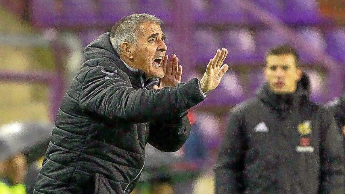 Paco Herrera da órdenes desde la banda durante el partido contra el Sevilla Atlético.-J.M.LOSTAU