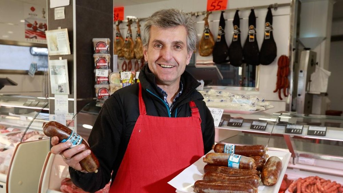 Florencio Caballero en su carnicería de Cigales con un lote de morcillas artesanas.-J. M. LOSTAU