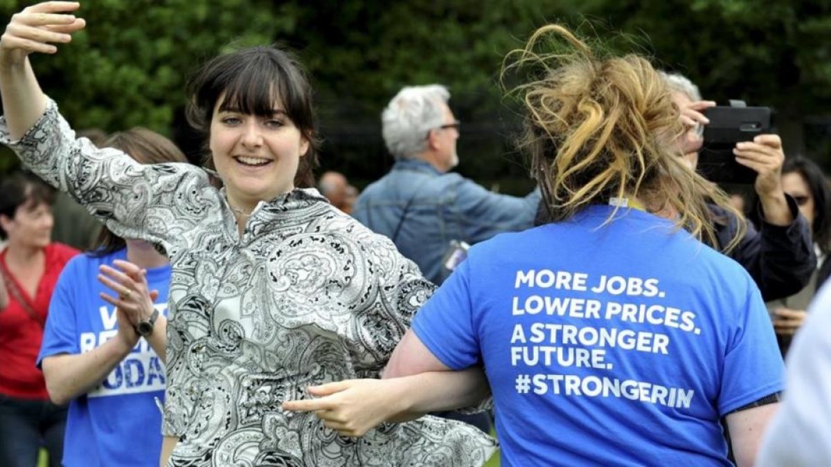 Dos mujeres participan en un baile durante un acto de apoyo a la campaña por la permanencia en Europa, en Edimburgo, el 22 de junio.-REUTERS / CLODAGH KILCOYNE