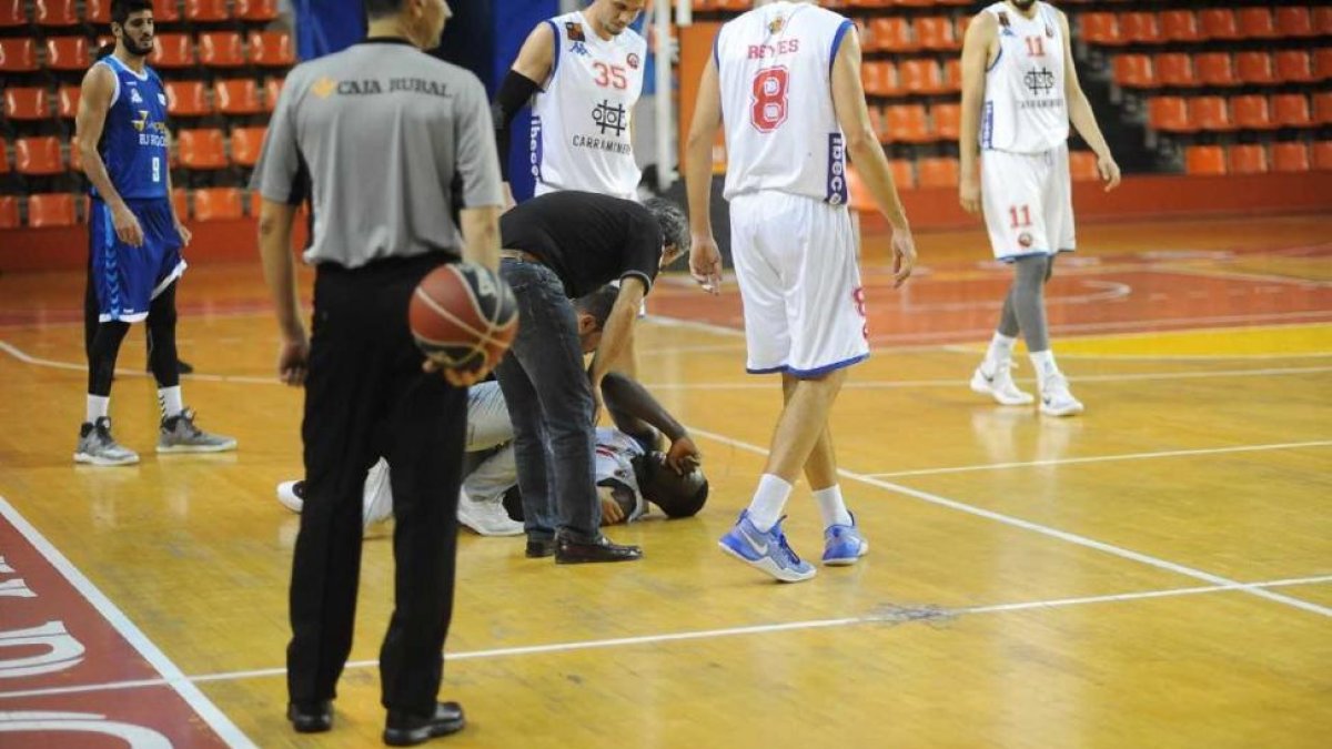 Graham-Bell se duele del hombro tras caer lesionado ante el San Pablo Burgos de ACB el pasado domingo.-M. G. EGEA