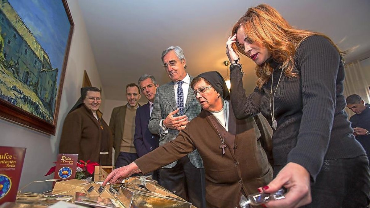 Una sorprendida Silvia Clemente observa ayer los dulces preparados por las Madres Clarisas de la capital abulense.-ICAL