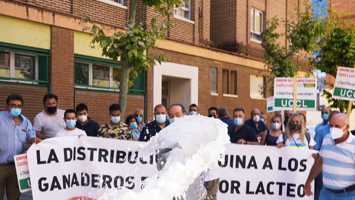 Convocatoria de UCCL para protestar por la crisis de los precios de los lácteos. - ICAL